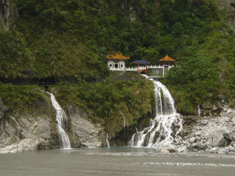 The Eternal Spring Shrine was built over a spring emerging from the rock and falling into the river below as a memorial to those who died building the mighty Central Cross-island Highway across Taiwan's mighty Central Mountain Range